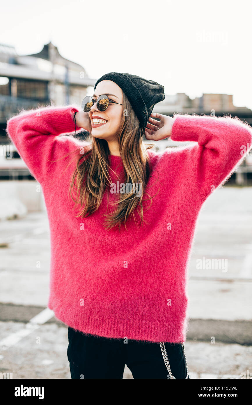 Retrato de moda joven con gafas de sol, gorra y rosa Sueter tejido  Fotografía de stock - Alamy