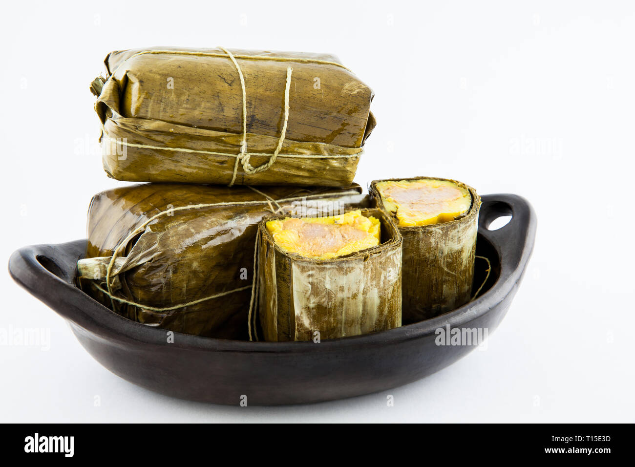 El tamal colombiano tradicional, como hizo en la región de Santander aislado sobre fondo blanco