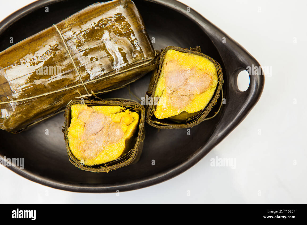 El tamal colombiano tradicional, como hizo en la región de Santander aislado sobre fondo blanco