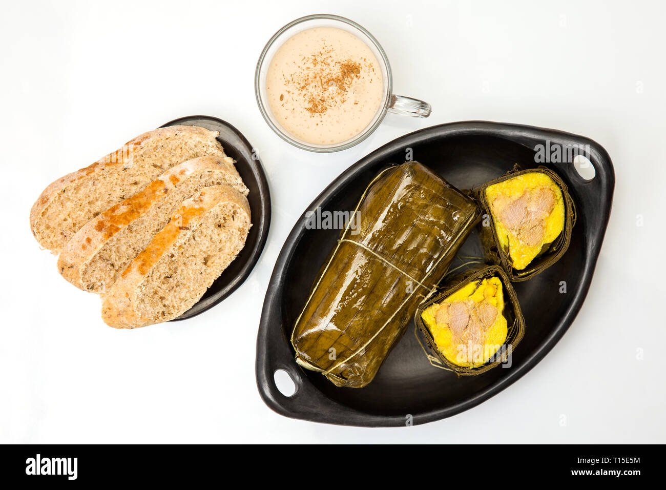 El tamal colombiano tradicional desayuno con pan y chocolate, como hizo