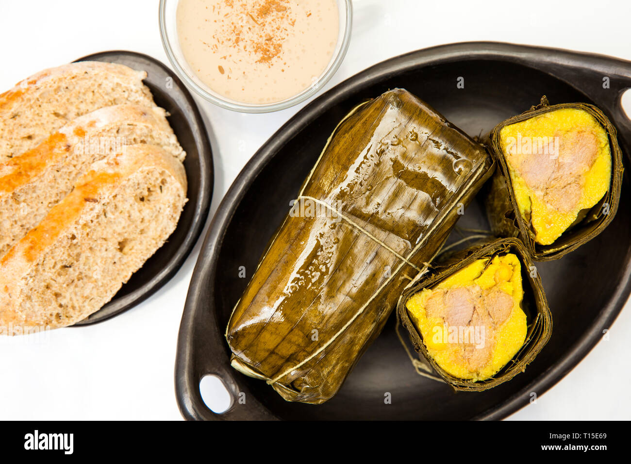 El tamal colombiano tradicional desayuno con pan y chocolate, como hizo en la región de