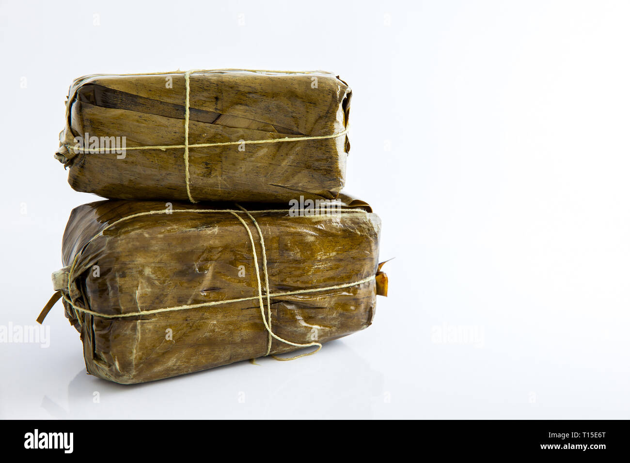 El tamal colombiano tradicional, como hizo en la región de Santander aislado sobre fondo blanco