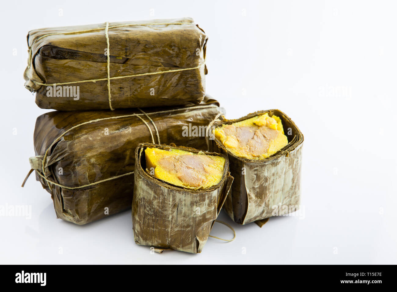 El tamal colombiano tradicional, como hizo en la región de Santander aislado sobre fondo blanco