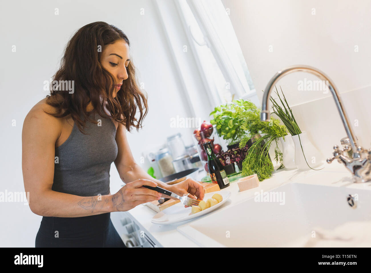Mujer preparando alimentos saludables en la cocina Foto de stock