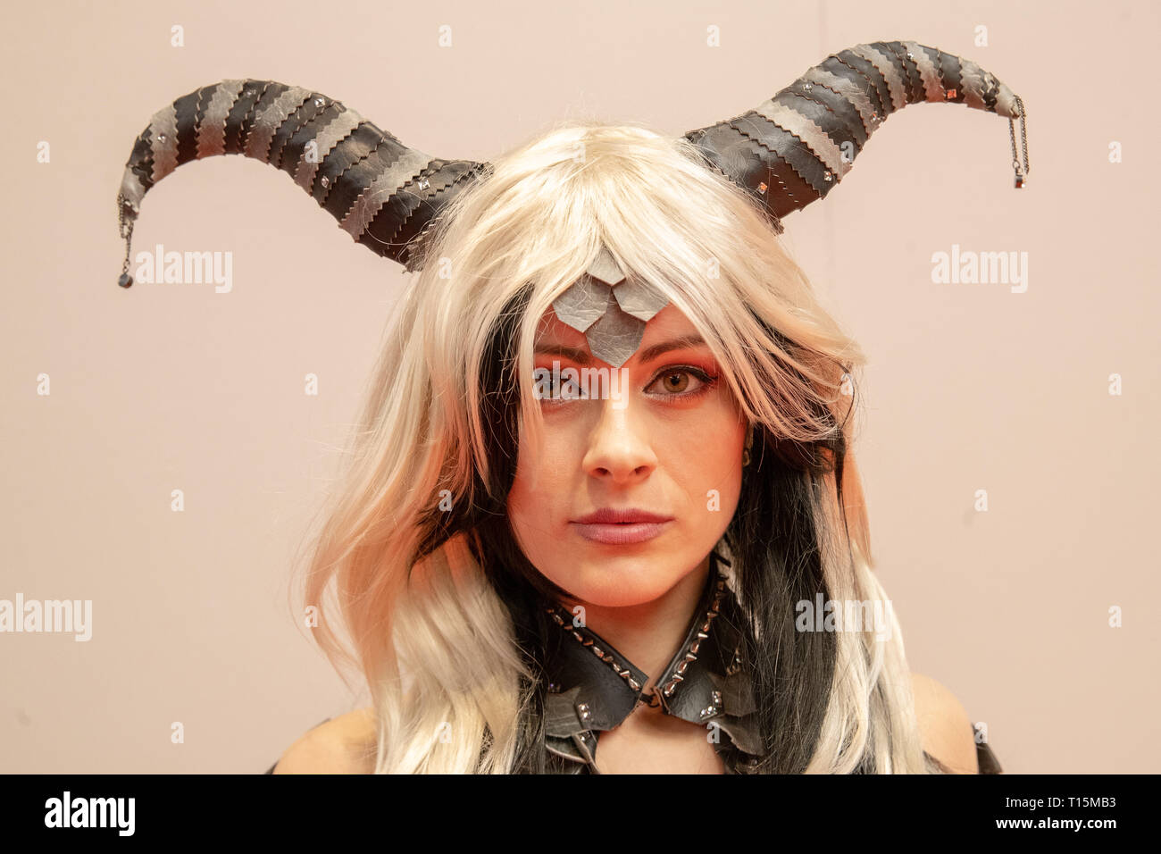 Birmingham, Reino Unido. Sábado 23 de marzo de 2019. Cosplayers visto en carácter en el 1er día del Comic Con MCM en el NEC Birmingham , © Jason Richardson / Alamy Live News Foto de stock