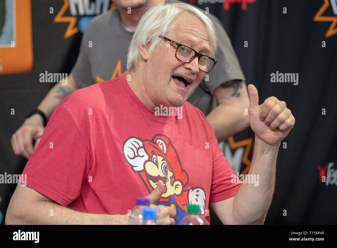 Birmingham, Reino Unido. Sábado 23 de marzo de 2019. Charles Martinet durante una sesión de autógrafos él es mejor conocido por expresar Mario en la serie de videojuegos de Super Mario, en el 1er día del Comic Con MCM en el NEC Birmingham , © Jason Richardson / Alamy Live News Foto de stock