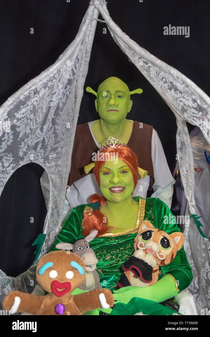Birmingham, Reino Unido. Sábado 23 de marzo de 2019. Cosplayers visto en carácter de Shrek y Fiona en el 1er día del Comic Con MCM en el NEC Birmingham , © Jason Richardson / Alamy Live News Foto de stock