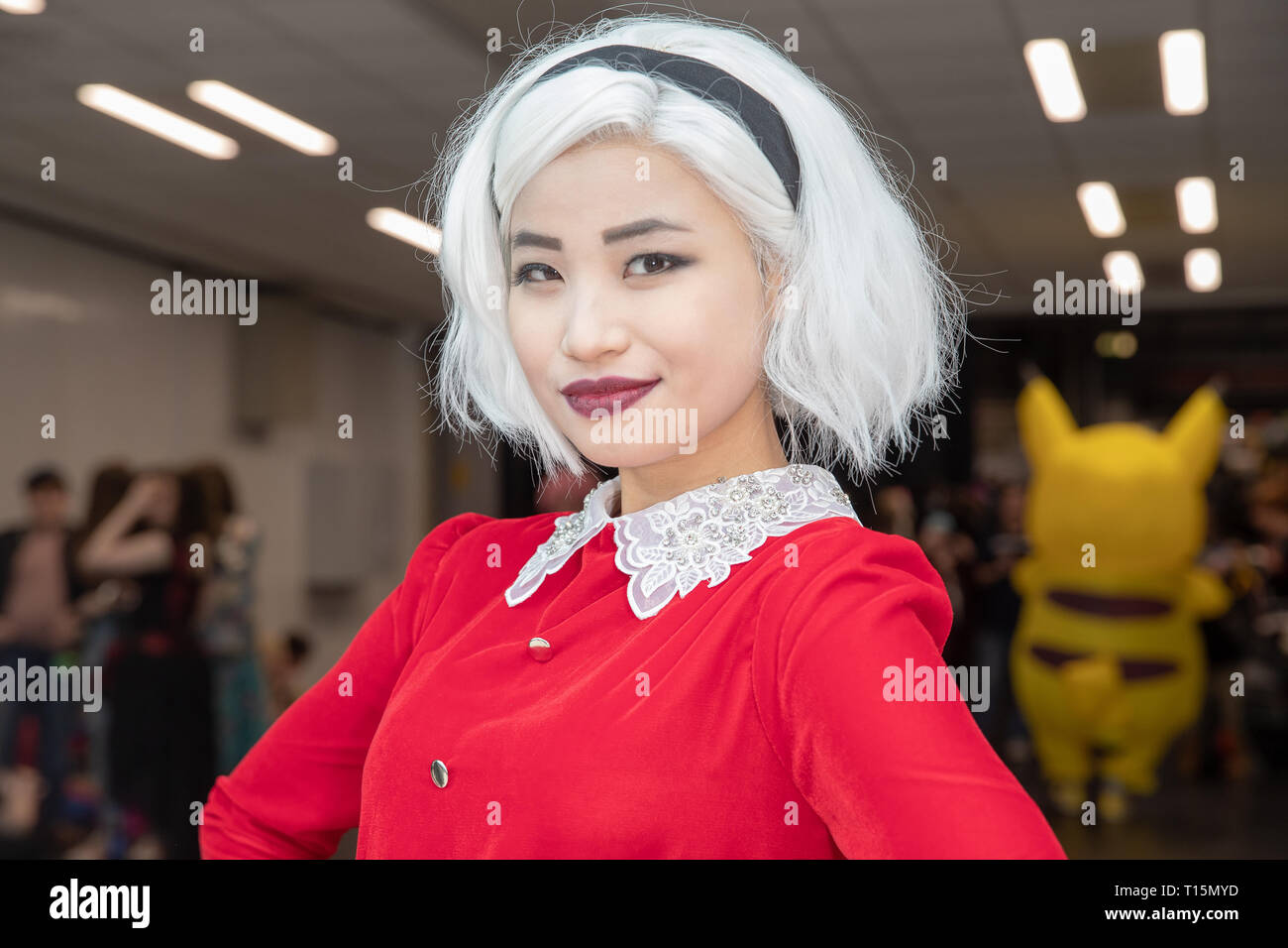 Birmingham, Reino Unido. Sábado 23 de marzo de 2019. Cosplayers visto en carácter de Sabrina desde las escalofriantes aventuras de Sabrina en el 1er día del Comic Con MCM en el NEC Birmingham , © Jason Richardson / Alamy Live News Foto de stock