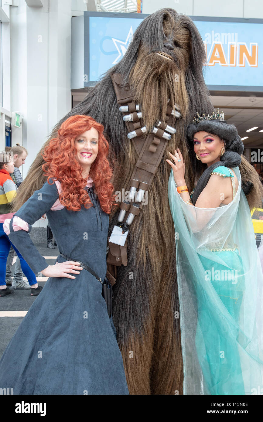 Birmingham, Reino Unido. Sábado 23 de marzo de 2019. Cosplayers visto en carácter en el 1er día del Comic Con MCM en el NEC Birmingham , © Jason Richardson / Alamy Live News Foto de stock