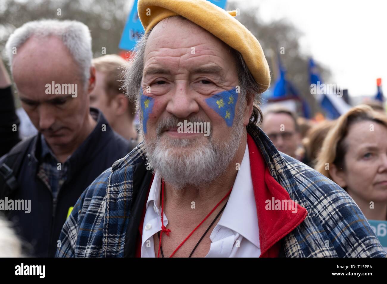 Londres, Reino Unido. 23 Mar, 2019. Hombre de edad avanzada con la cara pintada de azul con estrellas amarillas en poner a la gente marcha de protesta. Londres. El 23 de marzo de 2019 Crédito: Chris Moos/Alamy Live News Foto de stock