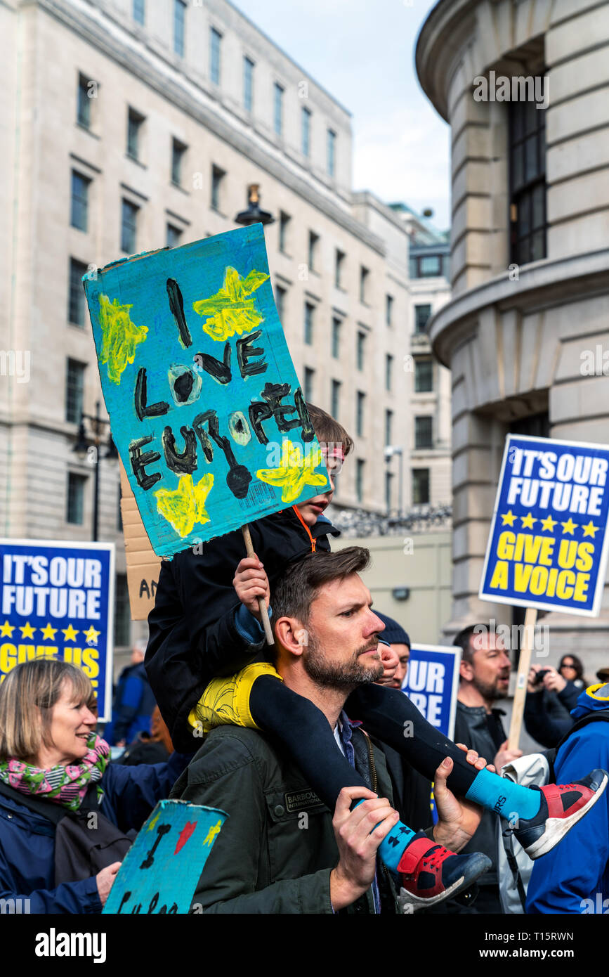 Londres, Reino Unido. El 23 de marzo de 2019. Miles de personas se acercan a una manifestación para pedir un segundo referéndum sobre Gran Bretaña salir de la UE, conocido como Brexit. Crédito: AndKa/Alamy Live News Foto de stock