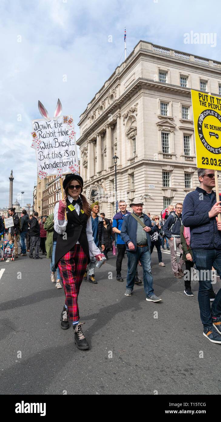 Londres, Reino Unido. El 23 de marzo de 2019. Una mujer manifestante sostiene la pancarta "agujero del conejo con Brexit... Pero este no es el país de las Maravillas" en el voto popular de marzo en Londres. Crédito: AndKa/Alamy Live News Foto de stock