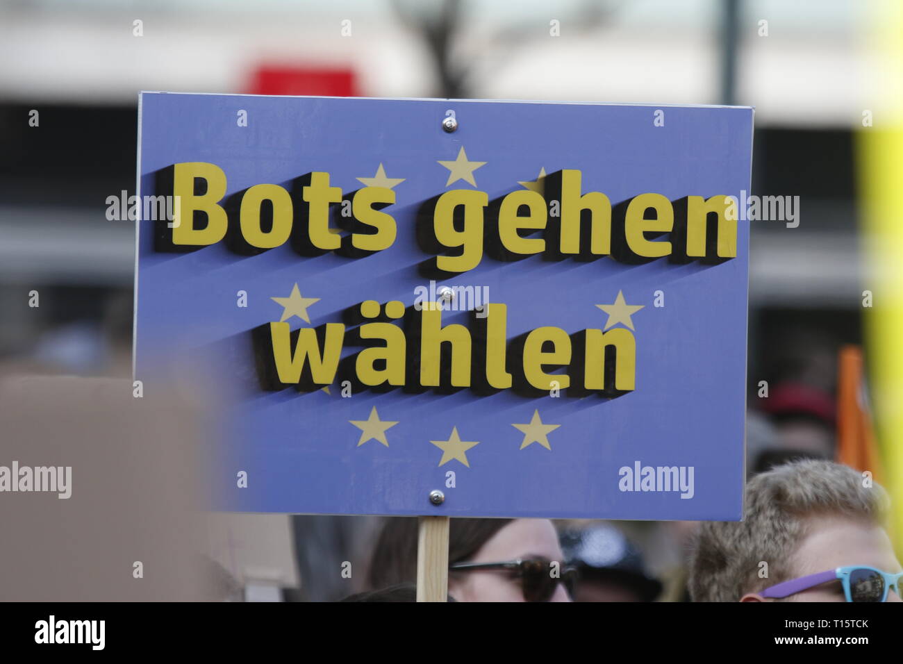 Frankfurt, Alemania. 23 de marzo de 2019. Un manifestante sostiene un cartel que dice "Bots voto". Más de 15.000 manifestantes marcharon a través de Frankfurt llamando para que Internet siga siendo libre y no pasar la nueva Directiva sobre los derechos de autor en la ley. La protesta fue parte de una Alemania gran jornada de protesta contra la directiva de la UE. Foto de stock