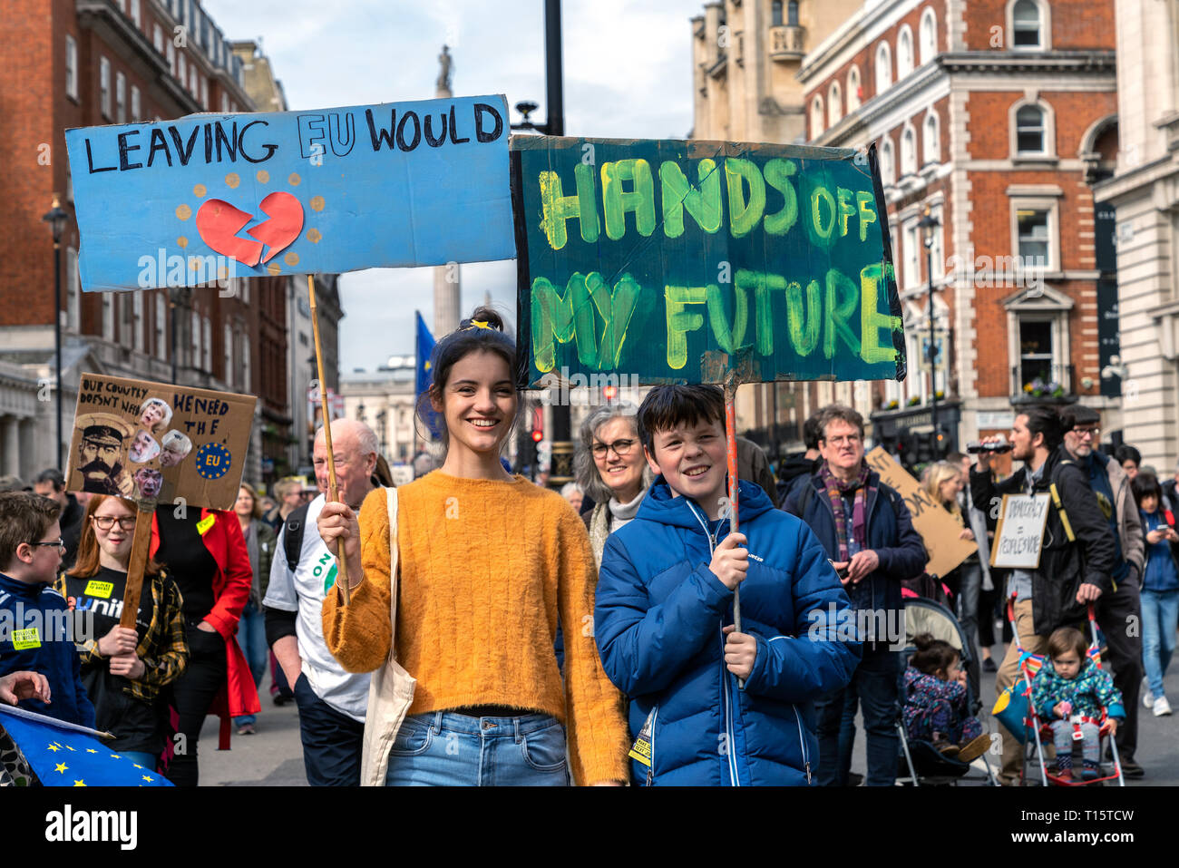 Londres, Reino Unido. El 23 de marzo de 2019. Los jóvenes manifestantes mantenga las banderas "entregar mi futuro' y 'dejar la UE podría romper el corazón" durante el voto popular de marzo en Londres. Crédito: AndKa/Alamy Live News Foto de stock