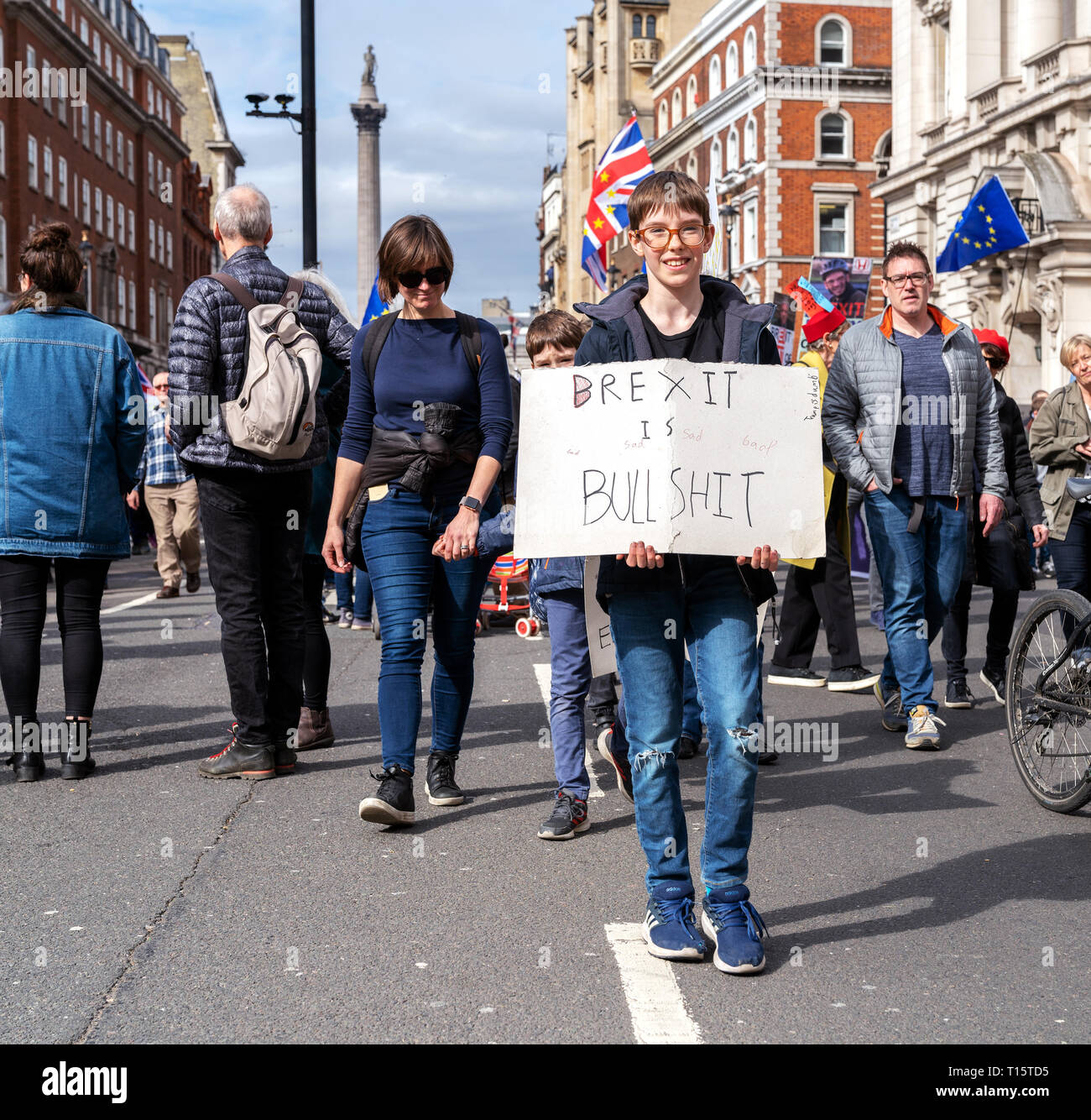 Londres, Reino Unido. El 23 de marzo de 2019. Un joven manifestante sostiene la pancarta 'Brexit es una mierda" durante el voto popular de marzo en Londres. Crédito: AndKa/Alamy Live News Foto de stock