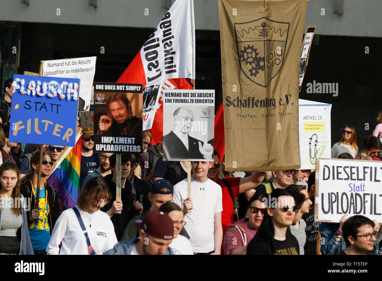 Frankfurt, Alemania. 23 de marzo de 2019. Los manifestantes marzo con señales a través de Frankfurt. Más de 15.000 manifestantes marcharon a través de Frankfurt llamando para que Internet siga siendo libre y no pasar la nueva Directiva sobre los derechos de autor en la ley. La protesta fue parte de una Alemania gran jornada de protesta contra la directiva de la UE. Foto de stock