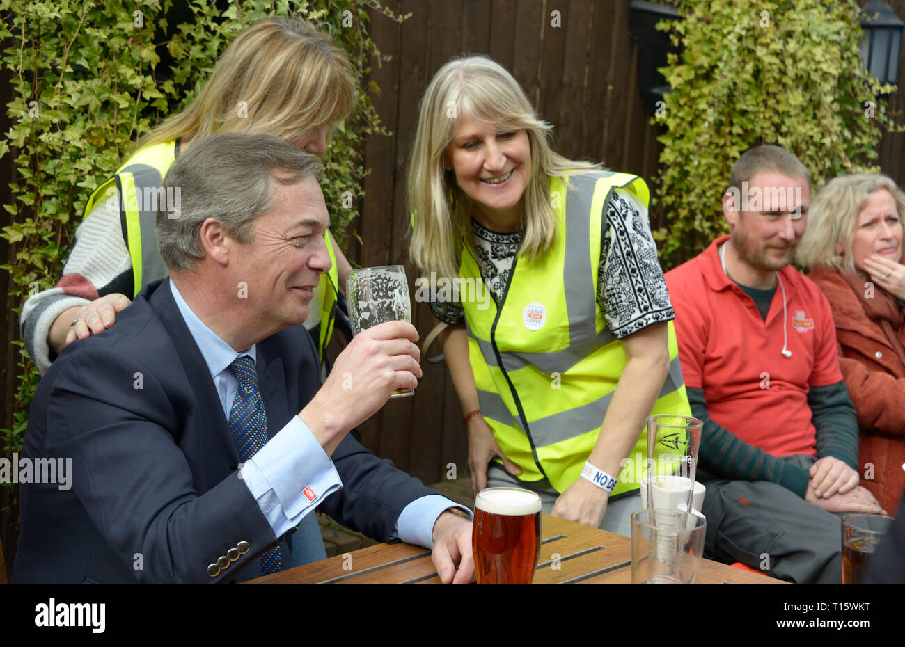 Nottingham, Reino Unido. 23 Mar, 2019. Nigel Farage, y sus partidarios en Beeston, en marzo de Crédito: Chris Whiteman/Alamy Live News Foto de stock