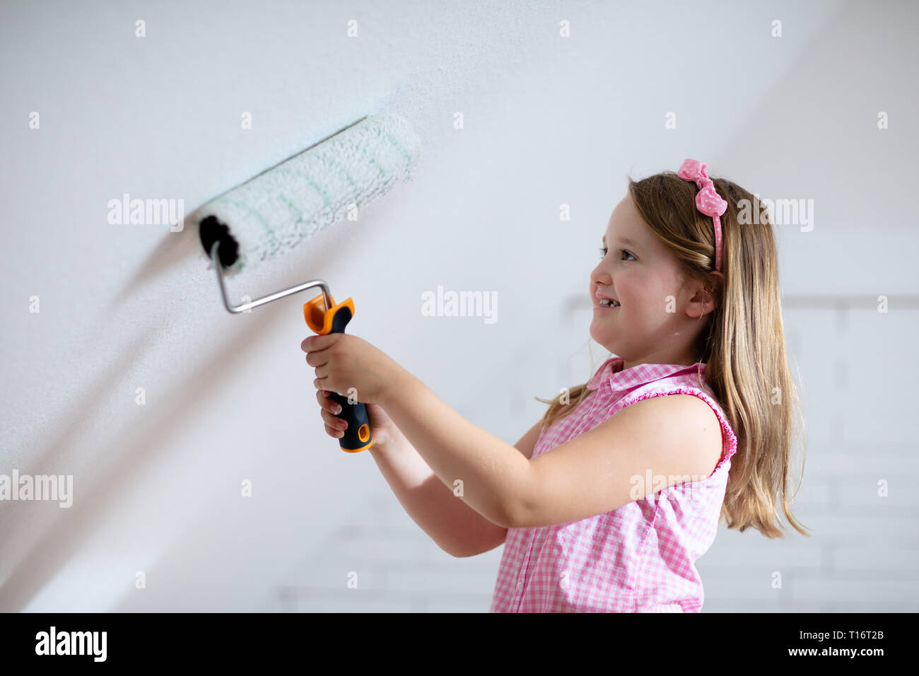 Los Ninos Pintar Pared Atico El Mejoramiento De La Vivienda Y La
