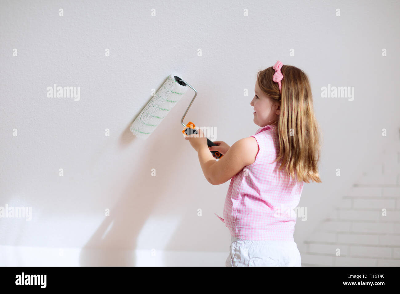 Los Ninos Pintar Pared Atico El Mejoramiento De La Vivienda Y La