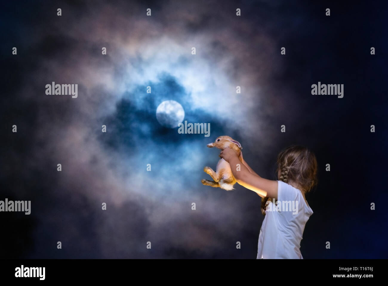 Niños viendo las estrellas en la noche fotografías e imágenes de alta  resolución - Alamy