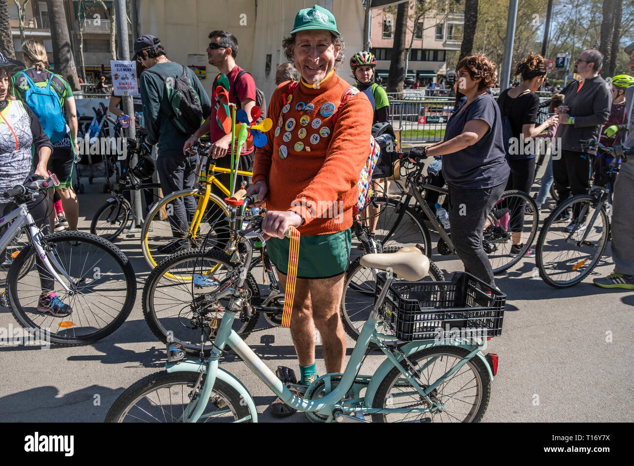 Un peculiar ciclista es visto durante el evento, miles de personas han participado en la bicicletada popular de 2019 (popular en bicicleta), organizado por el Ayuntamiento de la ciudad con el fin de fomentar el uso de bicicletas en Barcelona. Foto de stock