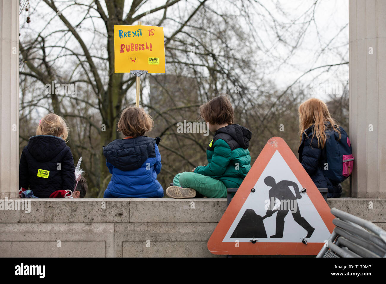 Los niños llevar etiqueta sat en la pared, el voto popular de marzo, Londres, Inglaterra Foto de stock