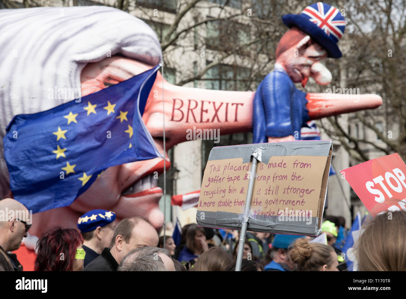 Teresa Mayo cabeza títere entre manifestantes, Voto Popular de marzo, Londres, Inglaterra Foto de stock