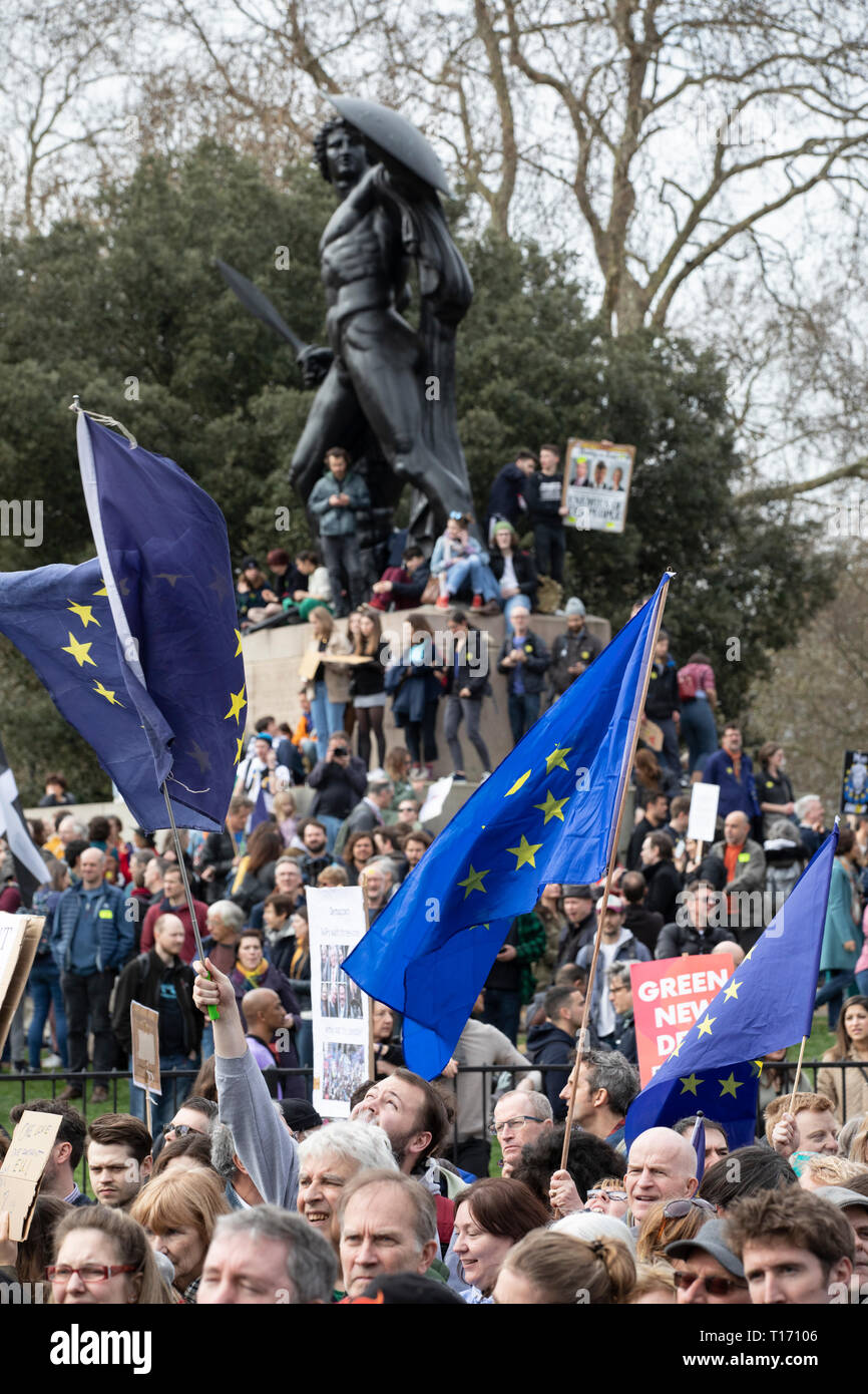 Los manifestantes con banderas de la UE frente a la Estatua de Achille, Voto Popular de marzo, Londres, Inglaterra Foto de stock