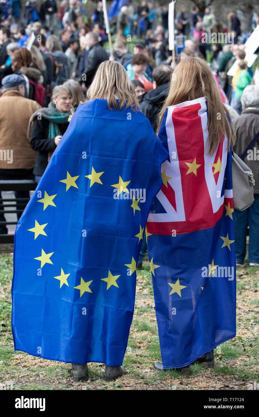 Dos mujeres manifestantes portando banderas, Voto Popular de marzo, Londres, Inglaterra Foto de stock