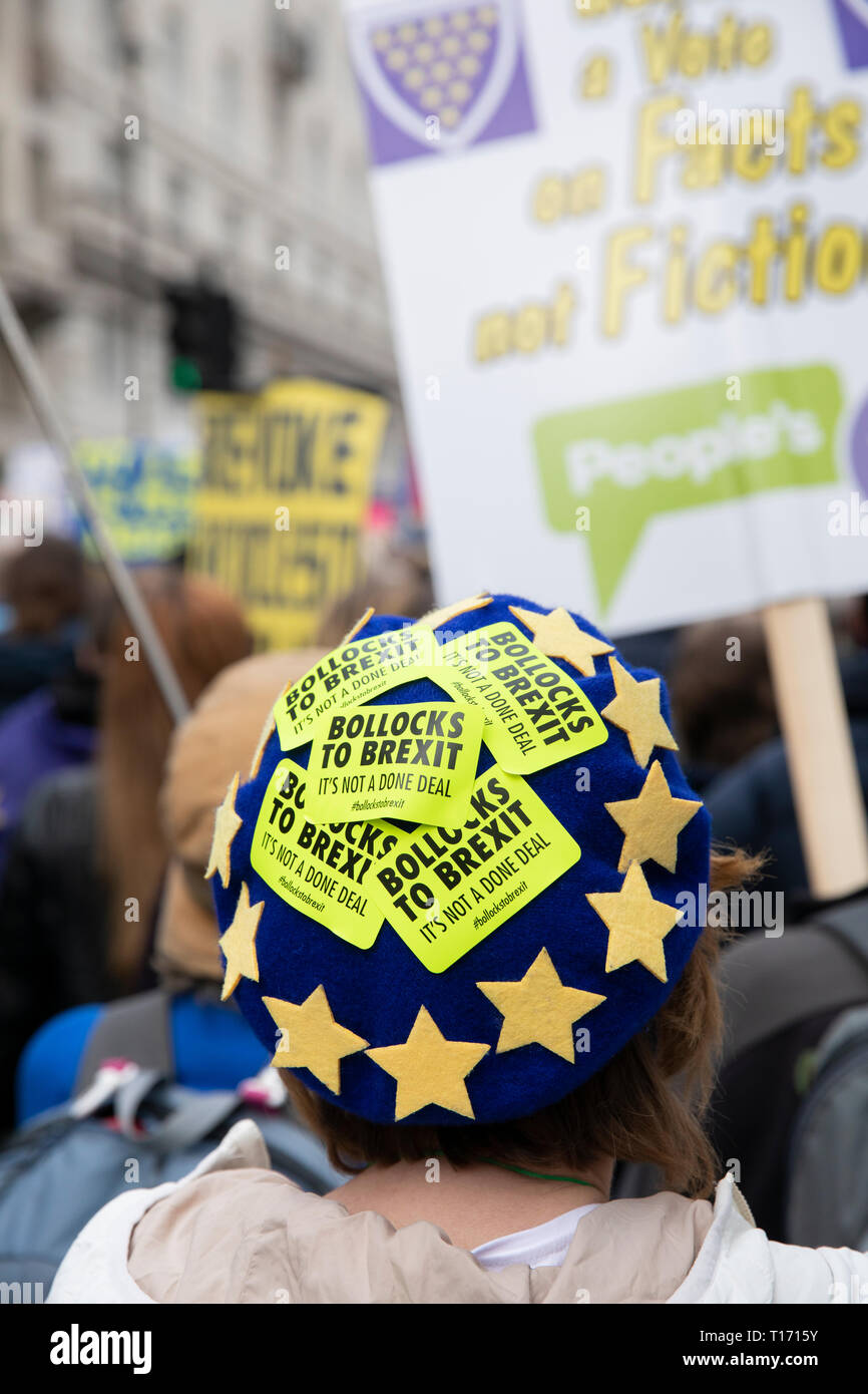 Unión Europea beret con pegatinas, Voto Popular de marzo, Londres, Inglaterra Foto de stock