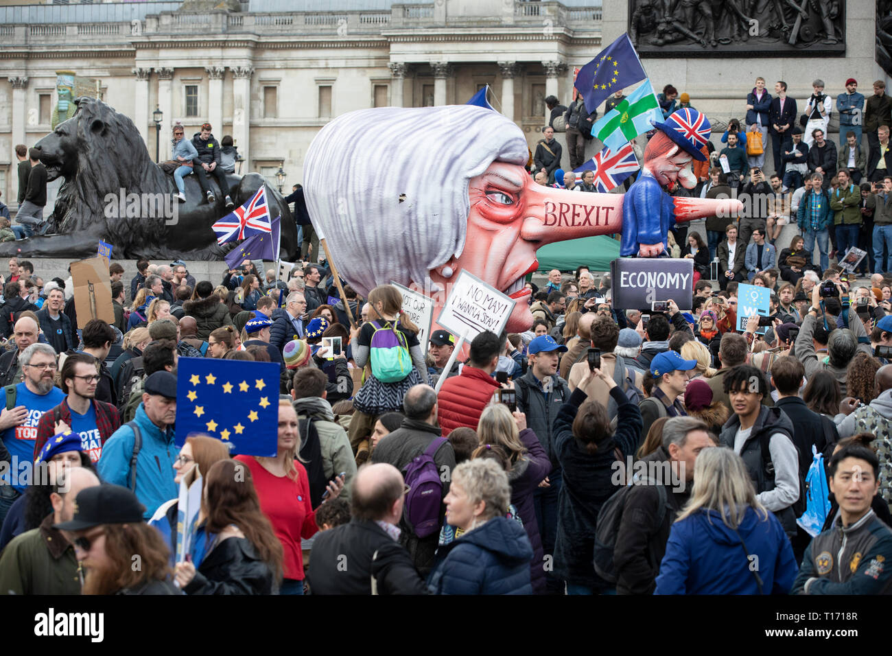 Teresa Mayo cabeza títere entre manifestantes, Voto Popular de marzo, Londres, Inglaterra Foto de stock