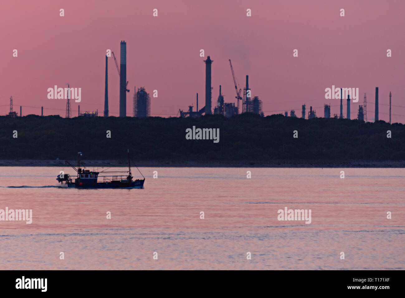 La refinería de Fawley, aceite,,contaminación,pesca,barco,langostas, cangrejos, ostras,macetas,long,line,arrastrero, puesta de sol, amanecer,el Solent, Cowes, Isla de Wight, Inglaterra,Reino Unido, Foto de stock