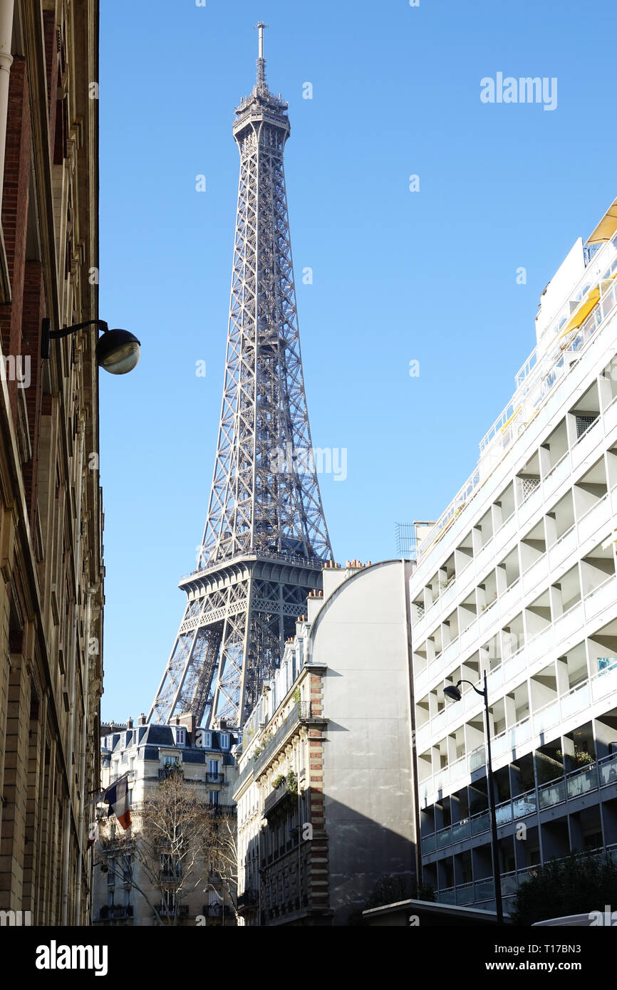 París-Francia-FEB 24, 2019: La Torre Eiffel es uno de los más visitados de hito en Francia Foto de stock
