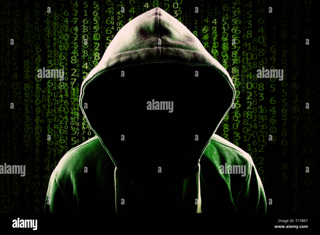 Hacker. Anónimos encapuchados sin rostro contra el fondo del código de  programación Fotografía de stock - Alamy
