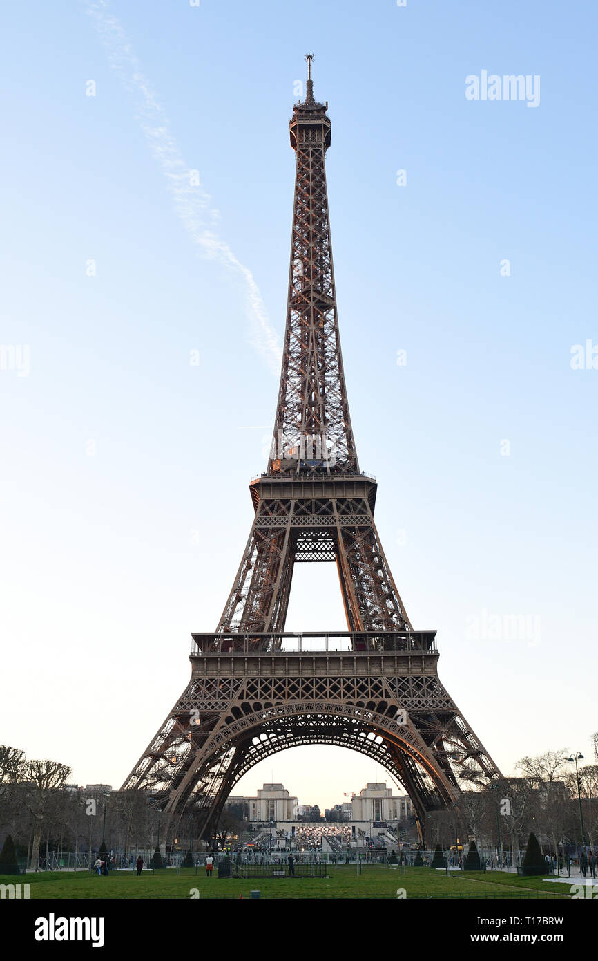 París-Francia-FEB 24, 2019: La Torre Eiffel es uno de los más visitados de hito en Francia Foto de stock