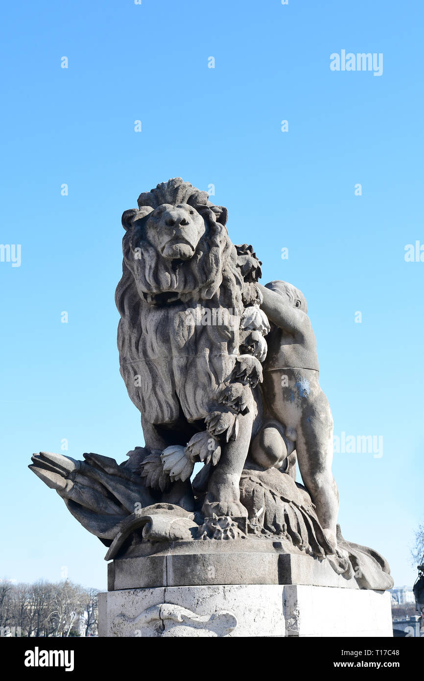 París-Francia-FEB 24, 2019: Boy y León, una de las estatuas en el puente Alexandre III en París, Francia. Chico y León. Foto de stock