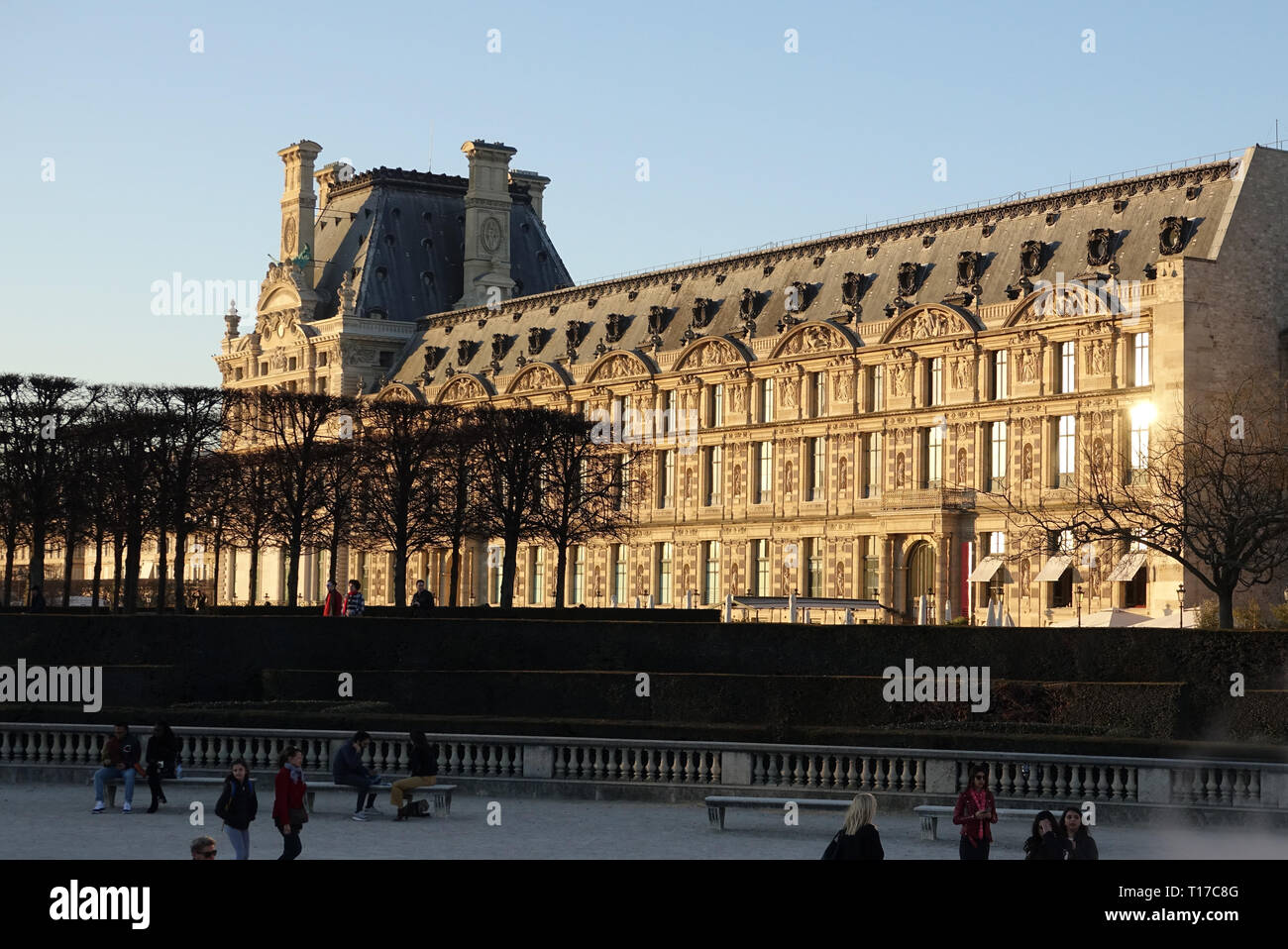 París-Francia-FEB 25, 2019: El Louvre es el museo de arte más grande del mundo y un monumento histórico en París, Francia. Foto de stock