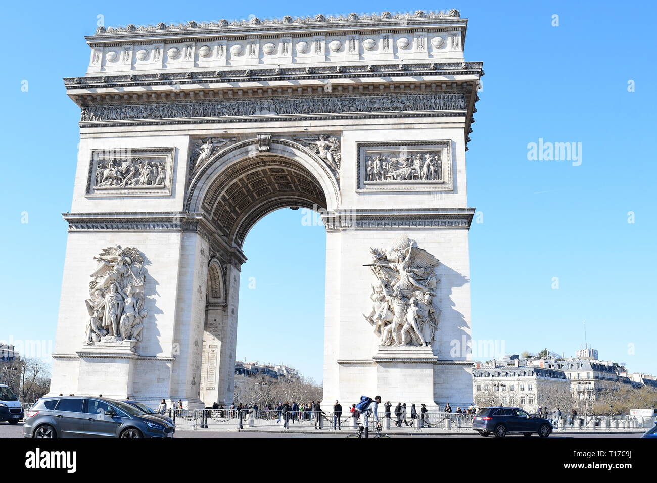 París-Francia-enero 19, 2017:Arc de Triomphe es uno de los monumentos más famosos de París, situado en el extremo occidental de los Campos Elíseos en el c Foto de stock