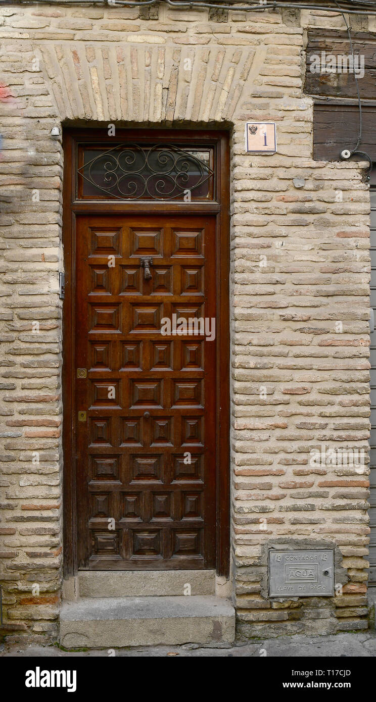 Vista de una puerta de madera de una vieja casa en Toledo, España. Foto de stock