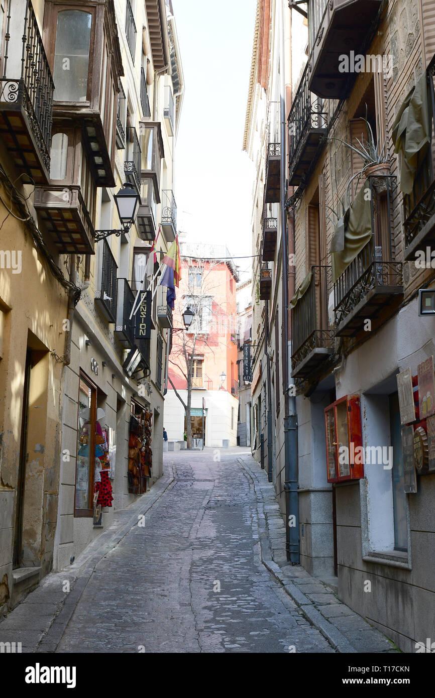 TOLEDO, España - Feb 20, 2019: arrow street en Toledo, España. Foto de stock