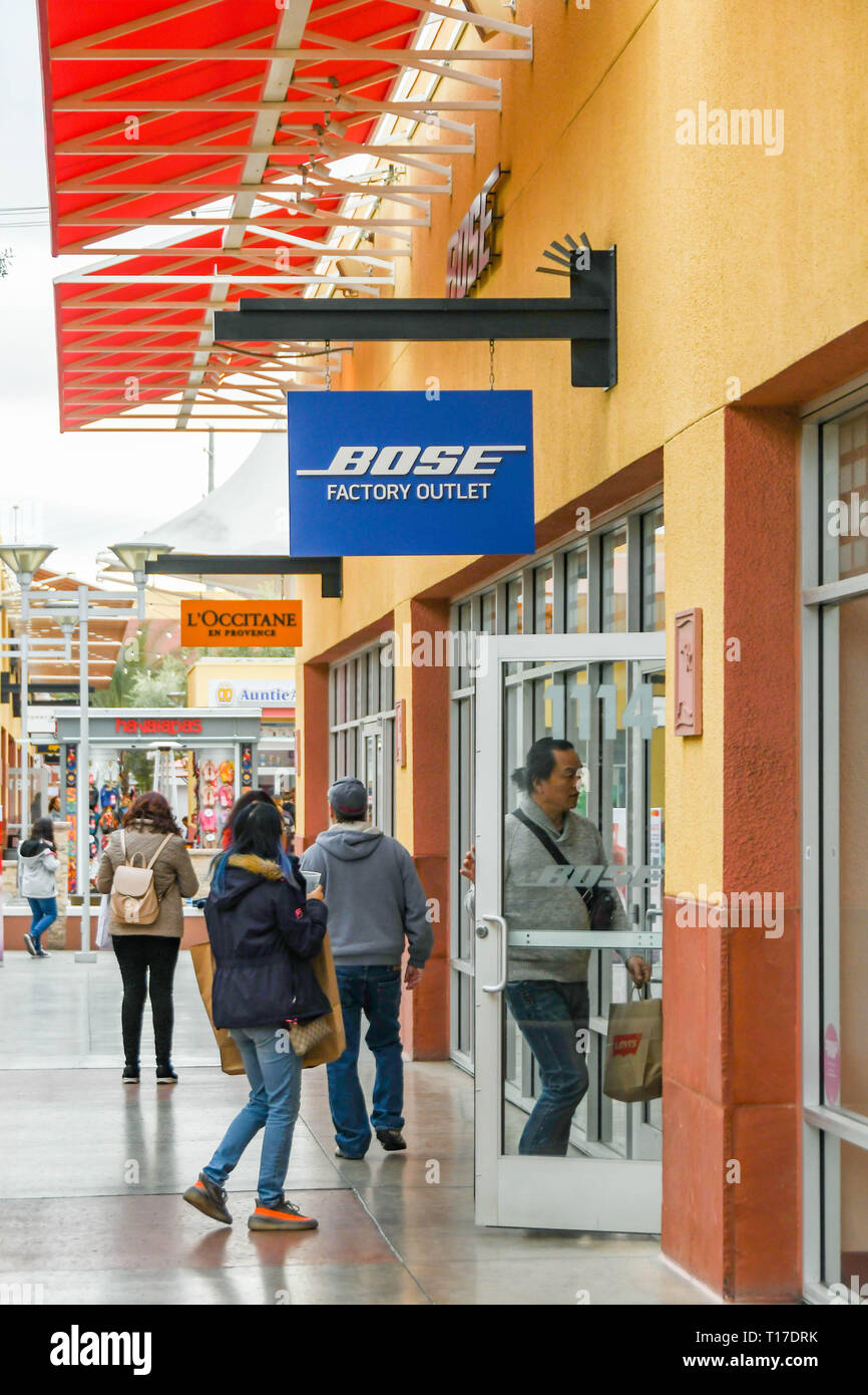 LAS VEGAS, NV, USA - Febrero de 2019: la gente que va a la tienda de Bose  Premium Outlets Simon en el norte de Las Vegas Fotografía de stock - Alamy
