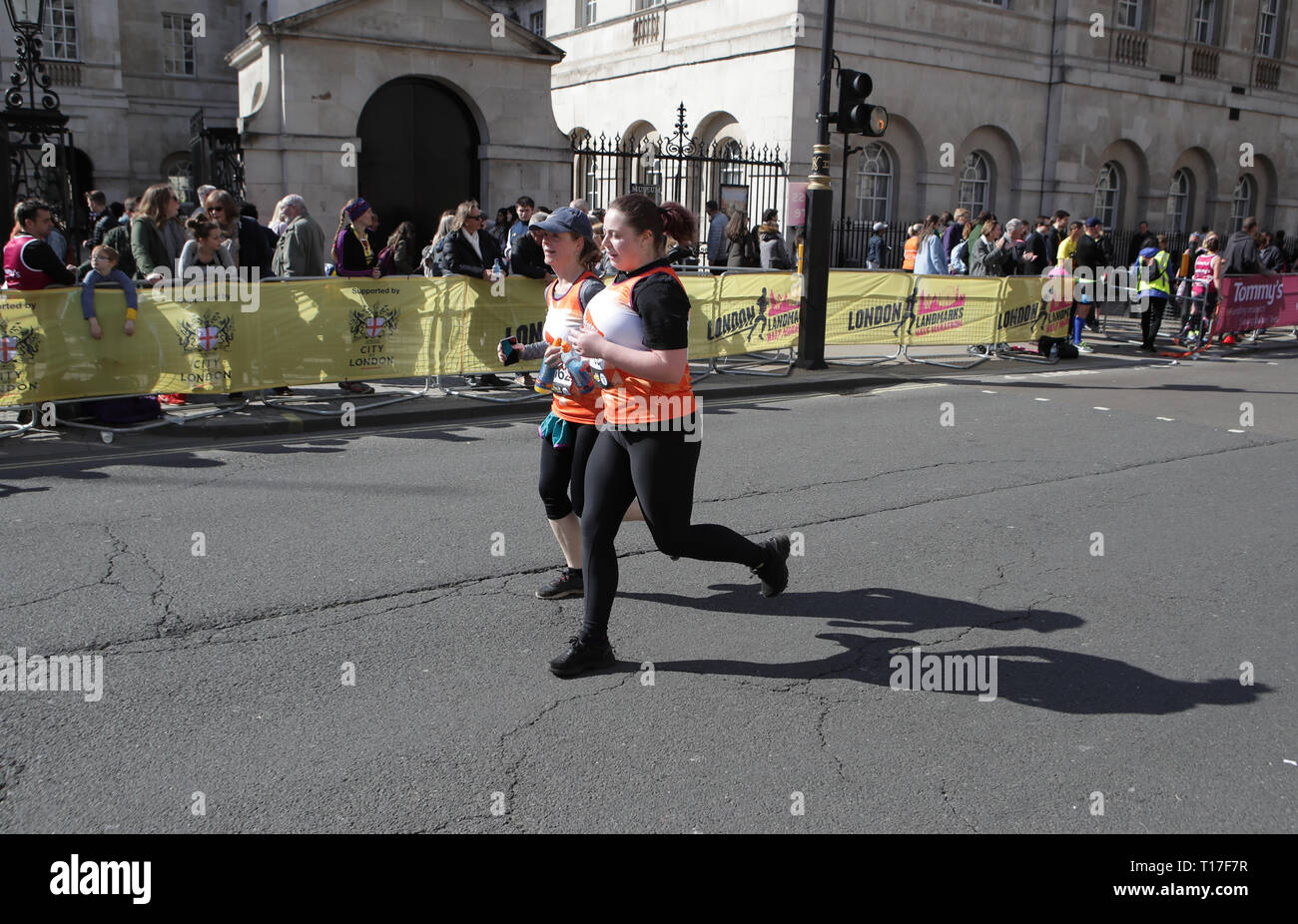 Competidores durante el 2019 Media Maratón de lugares emblemáticos de  Londres Fotografía de stock - Alamy