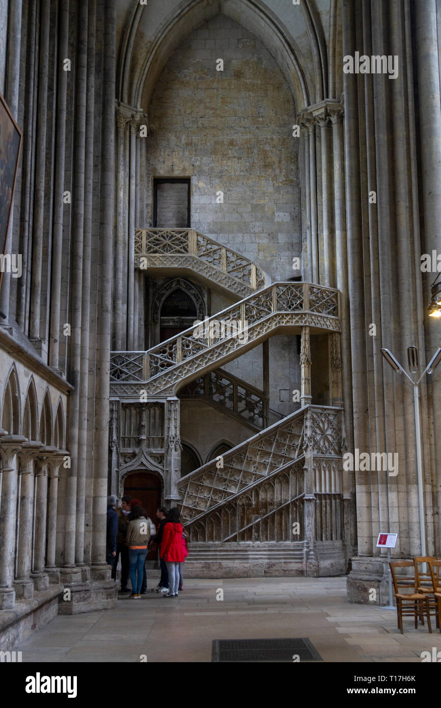 Escalier de la librairie, libreros' escalera en la Catedral de Notre Dame de Rouen, Seine-Maritime, Francia. Foto de stock