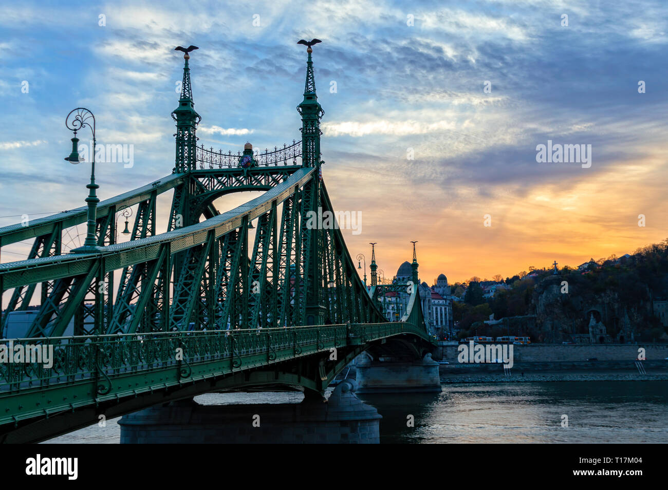 Puente Liberty al atardecer en Budapest, Hungría Foto de stock