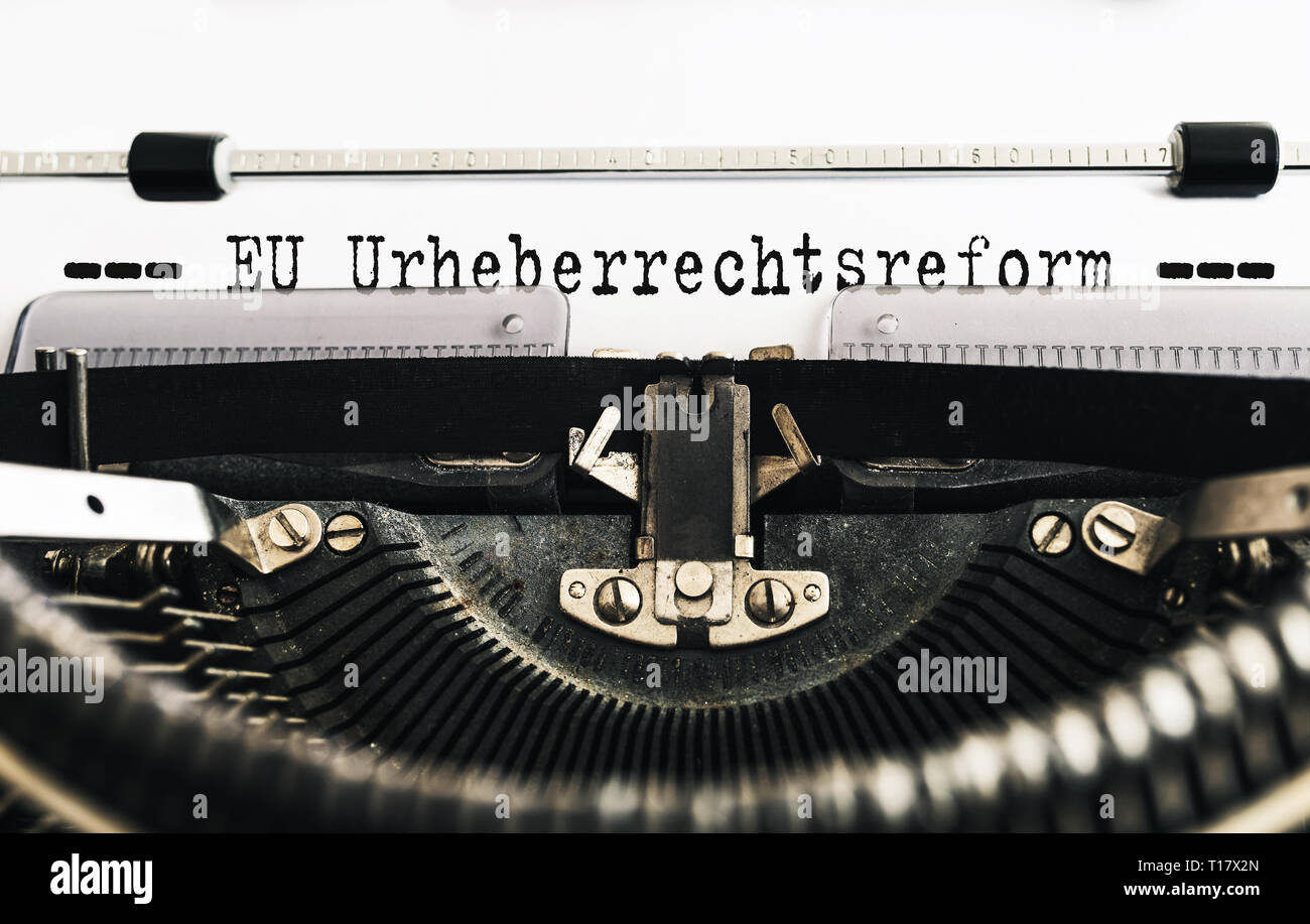 Texto de transcripción Urheberrechtsreform UE, Alemán de la Unión Europea para la reforma del copyright, escrito sobre la antigua máquina de escribir manual Foto de stock