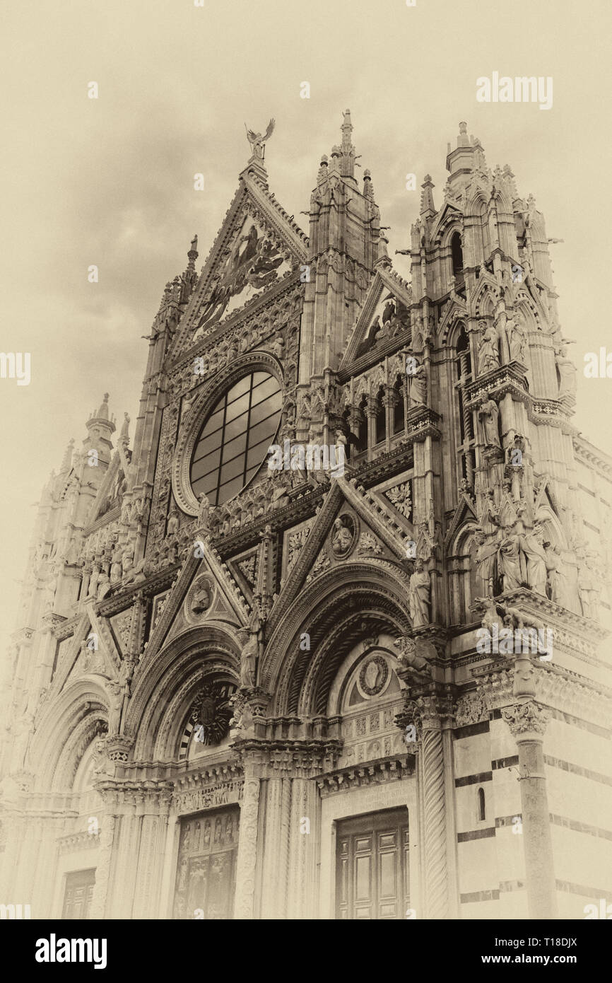 En el siglo XII la catedral de Siena, la Catedral, una obra maestra de la arquitectura románico-gótica Italiana, Siena, Toscana, Italia. Foto de stock