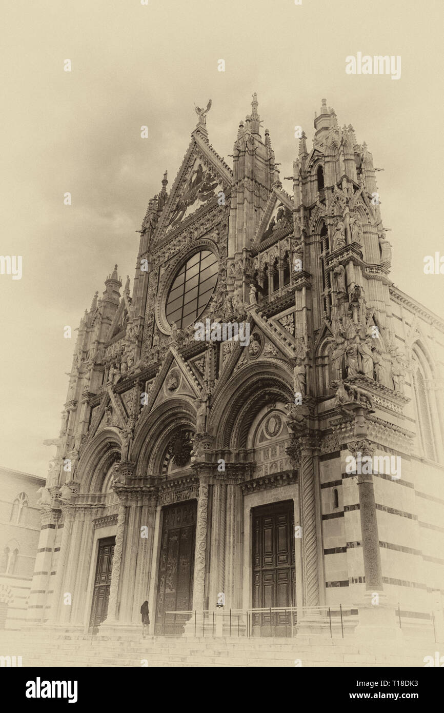 En el siglo XII la catedral de Siena, la Catedral, una obra maestra de la arquitectura románico-gótica Italiana, Siena, Toscana, Italia. Foto de stock