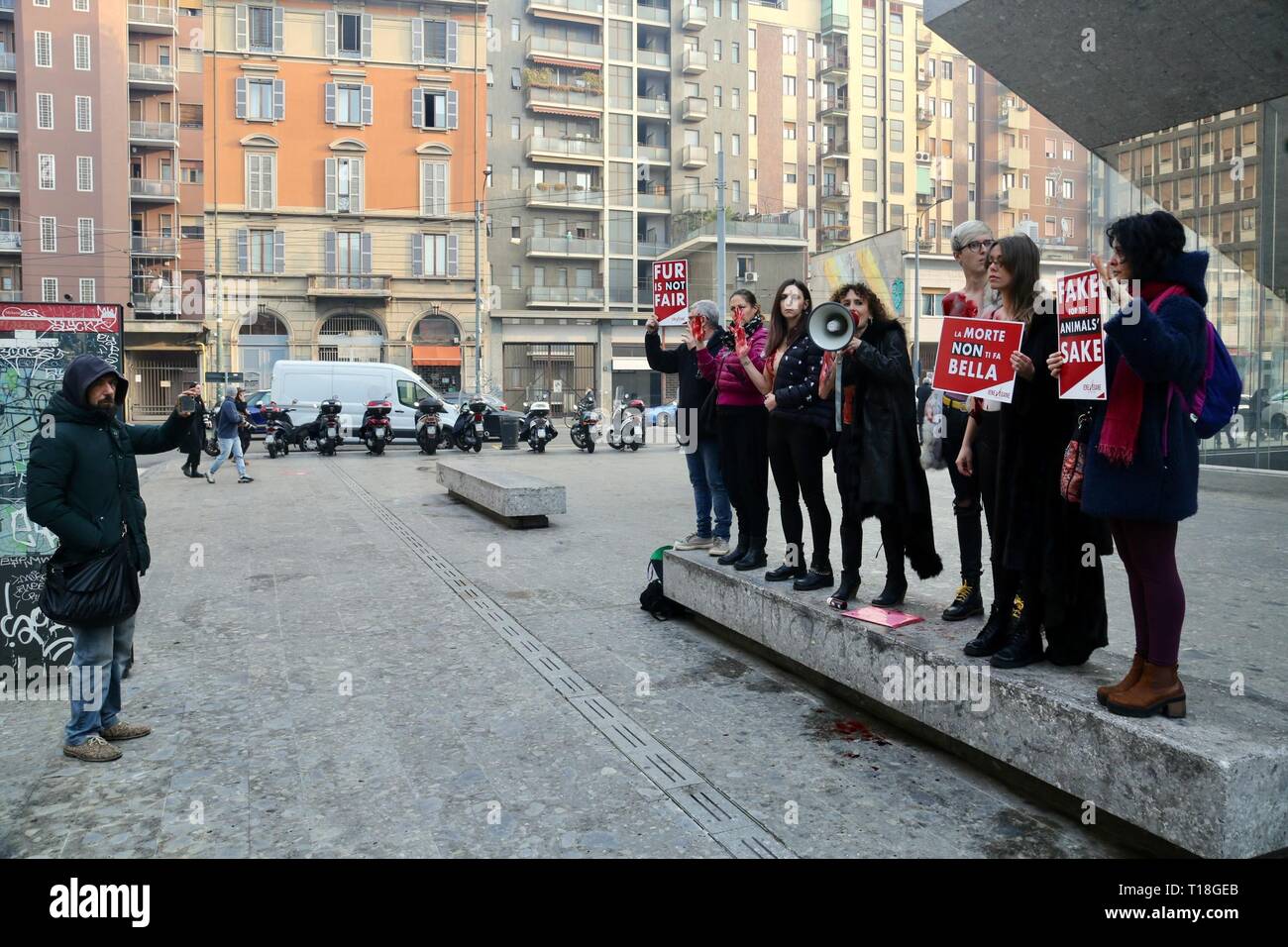 Un flash mob se reúne fuera de la entrada del Max Mara Fashion Show en una demostración de protesta contra el uso de pieles por la marca donde: Milán, Italia cuando: 21 Feb 2019 Crédito: IPA/WENN.com **Sólo disponible para su publicación en el Reino Unido, Estados Unidos, Alemania, Austria, Suiza** Foto de stock