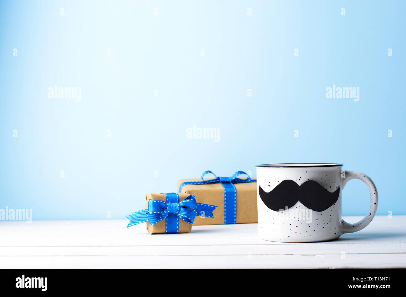 Taza de café con bigote y cajas de regalo sobre fondo azul, Feliz Día del  Padre Concepto Fotografía de stock - Alamy