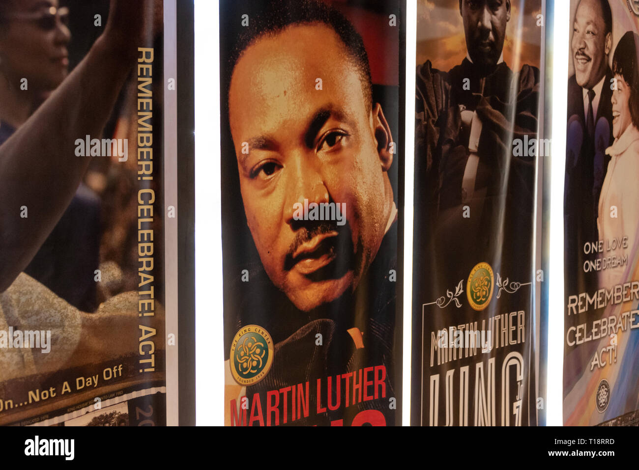 Martin Luther King pancartas colgadas en Freedom Hall en el Martin Luther King, Jr. Sitio Histórico Nacional en Atlanta, Georgia. (Ee.Uu.) Foto de stock